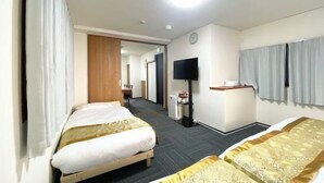Une chambre d’hôtel avec deux lits, une télévision, une petite table et une horloge au mur.