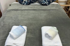 Down comforters, blackout drapes, iron/ironing board, rollaway beds - Shin-Osaka 1005 (Osaka)