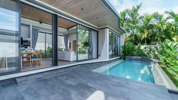 Hồ bơi ngoài trời