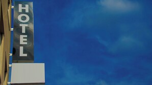 A hotel sign with the word "HOTEL" against a clear blue sky. - Hotel Rosenhof am Main (Offenbach am Main)