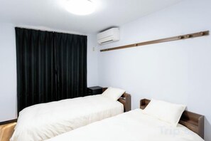 Unclassified image, 5 of 19, button - Sparrow Color · Fangnan (Tokyo)