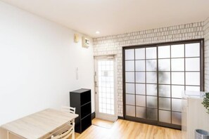 Room - Sparrow Color · Fangnan (Tokyo)