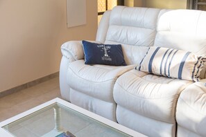 TV - Holiday Home 'Aimée Familiale 150m Plage' with Private Garden and Wi-Fi (Trégunc)