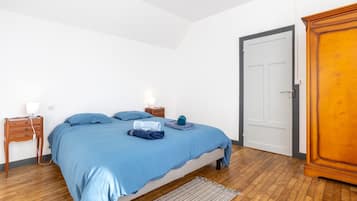 4 bedrooms, iron/ironing board, WiFi, bed sheets