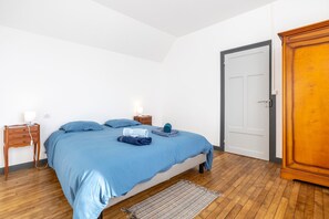 4 habitaciones, tabla de planchar con plancha, wifi y ropa de cama 