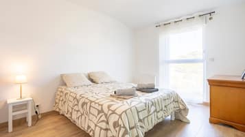 4 bedrooms, iron/ironing board, WiFi, bed sheets