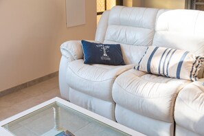 TV - Holiday Home 'Aimée Familiale 150m Plage' with Private Garden and Wi-Fi (Trégunc)