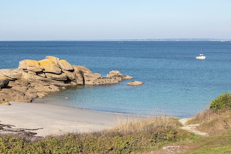 Beach nearby. Holiday Home 'Aimée Familiale 150m Plage' with Private Garden and Wi-Fi