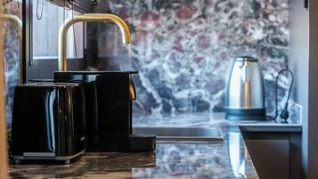 Een mini-koelkast, een magnetron, een oven, een kookplaat