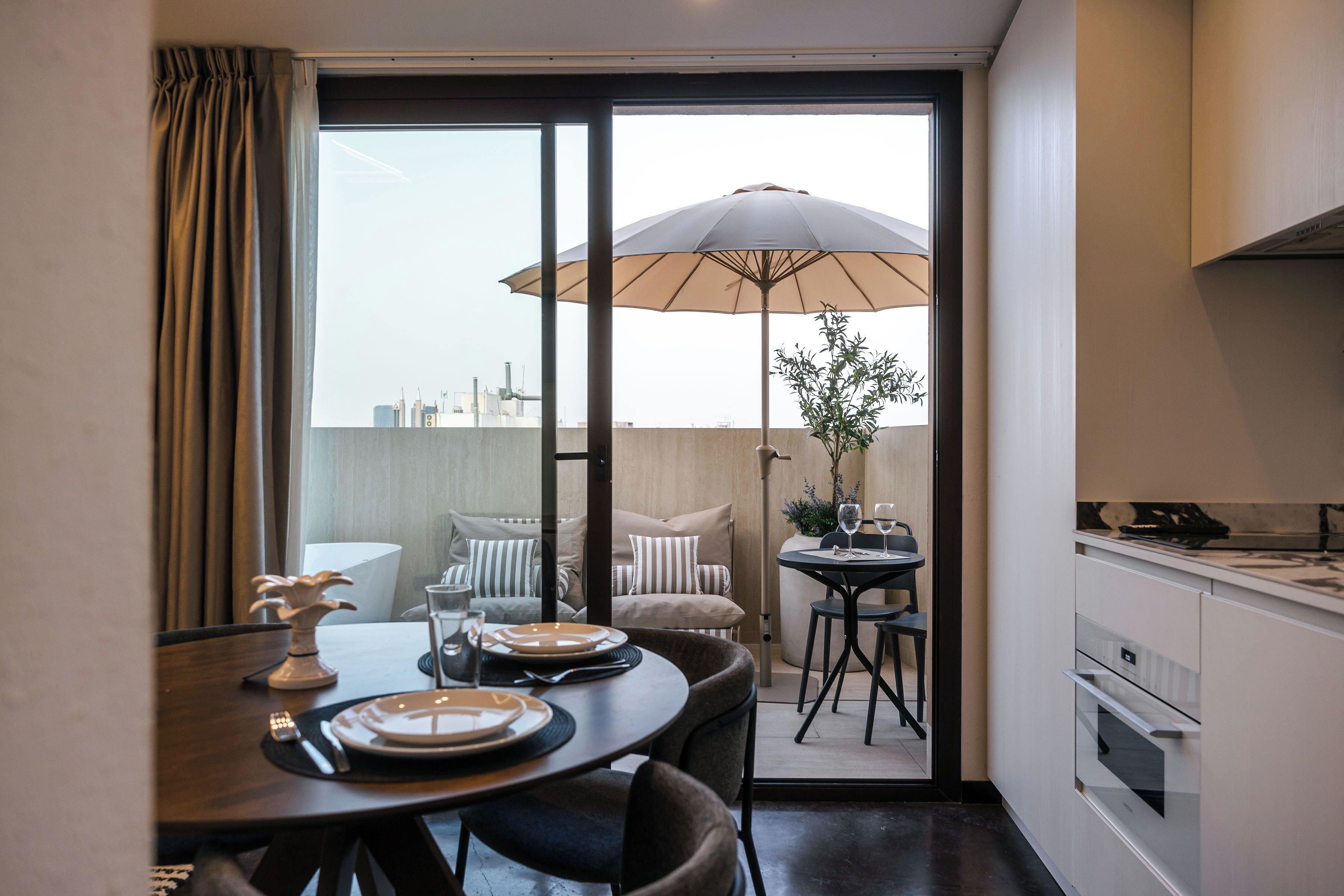 Attico Luxury | Cucina privata | Mini-frigorifero, microonde, forno, piano cottura