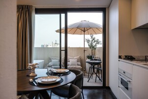 Frigobar, microondas, horno, placa de cocina