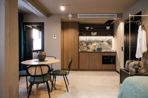 Comfort Studio | Private kitchen | Mini-fridge, microwave, oven, stovetop