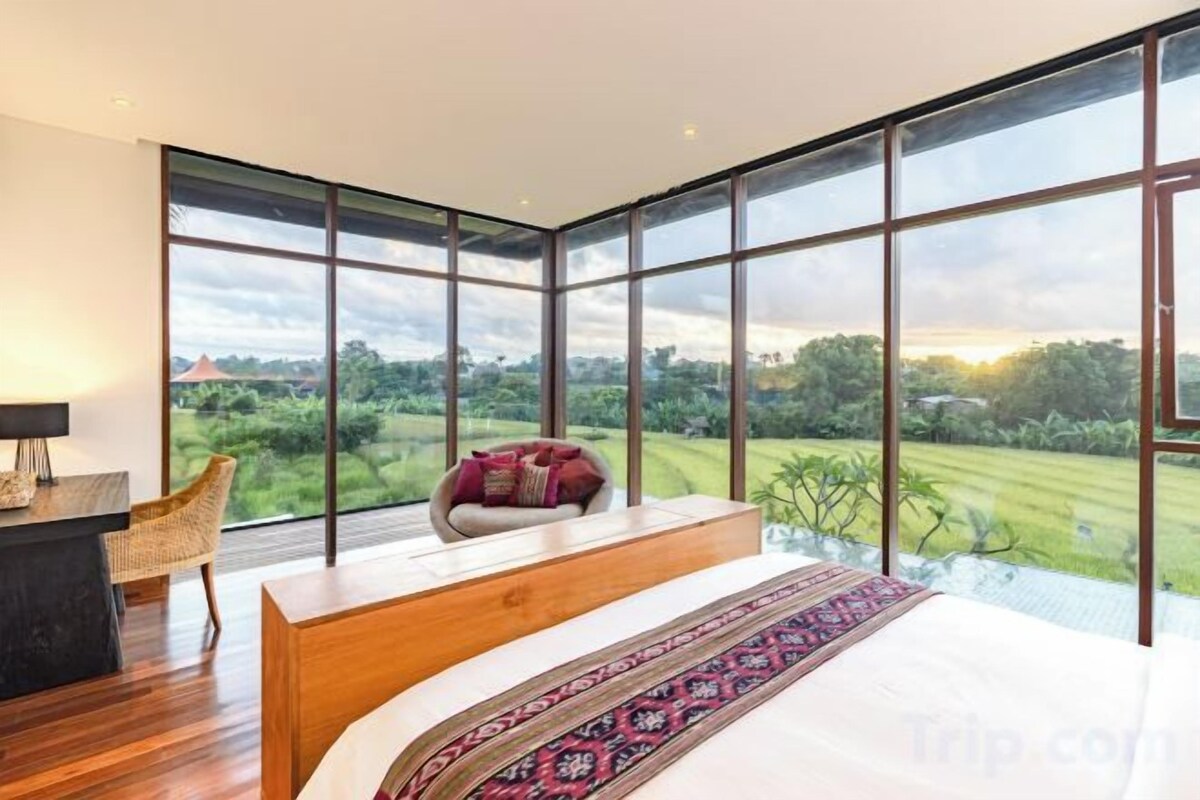 Six-Bedroom Villa