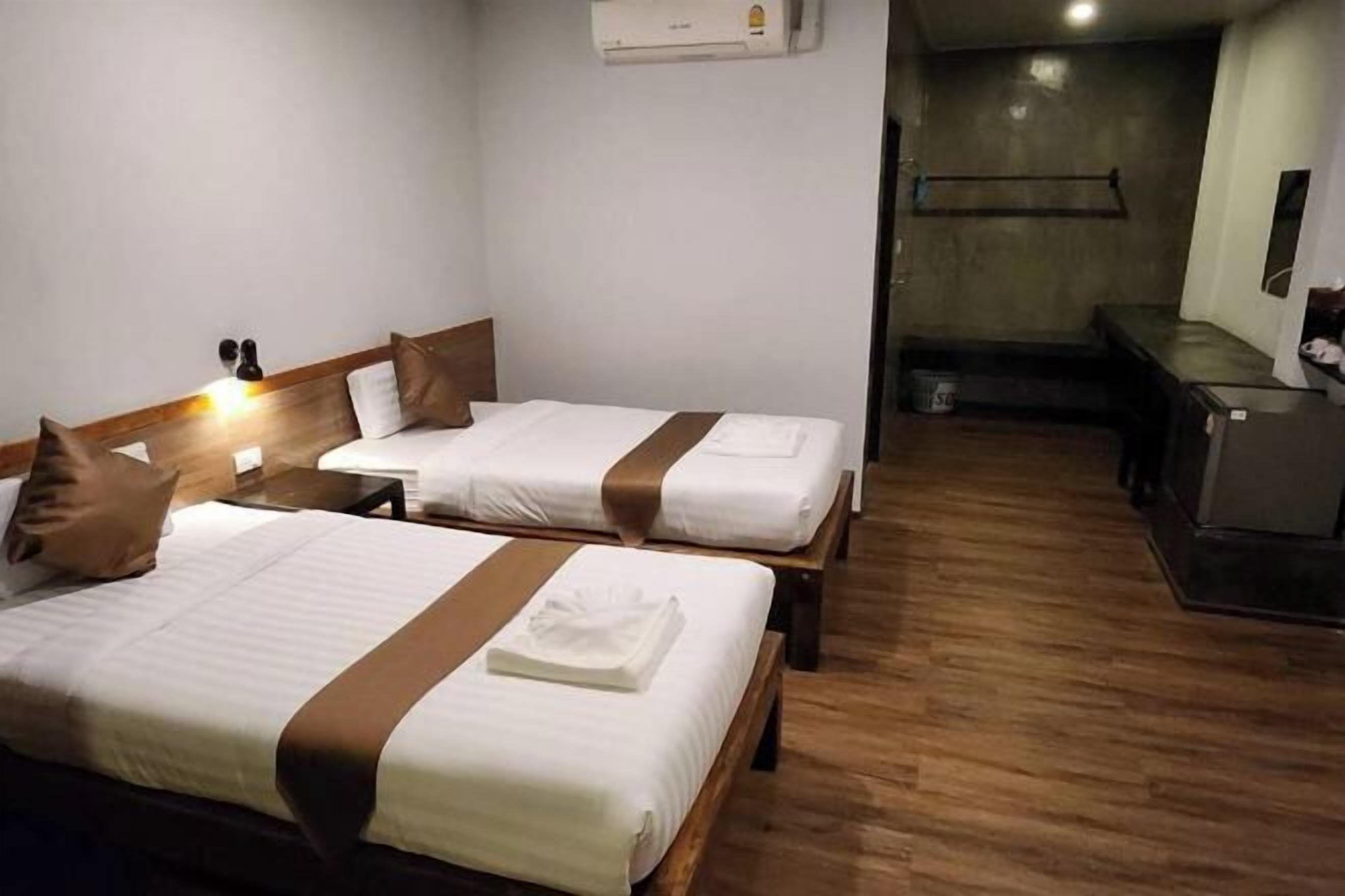 Escritorio, wifi gratis y ropa de cama 