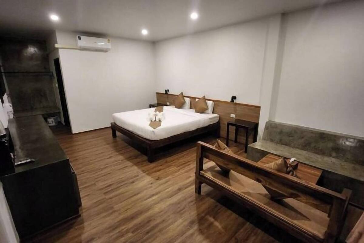 Escritorio, wifi gratis y ropa de cama