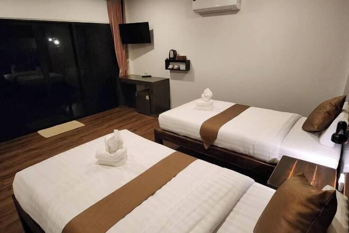 Escritorio, wifi gratis, ropa de cama