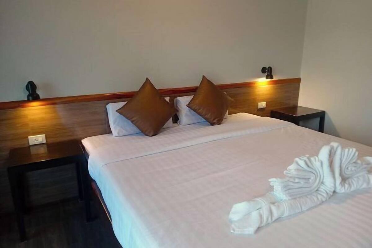 Escritorio, wifi gratis y ropa de cama 