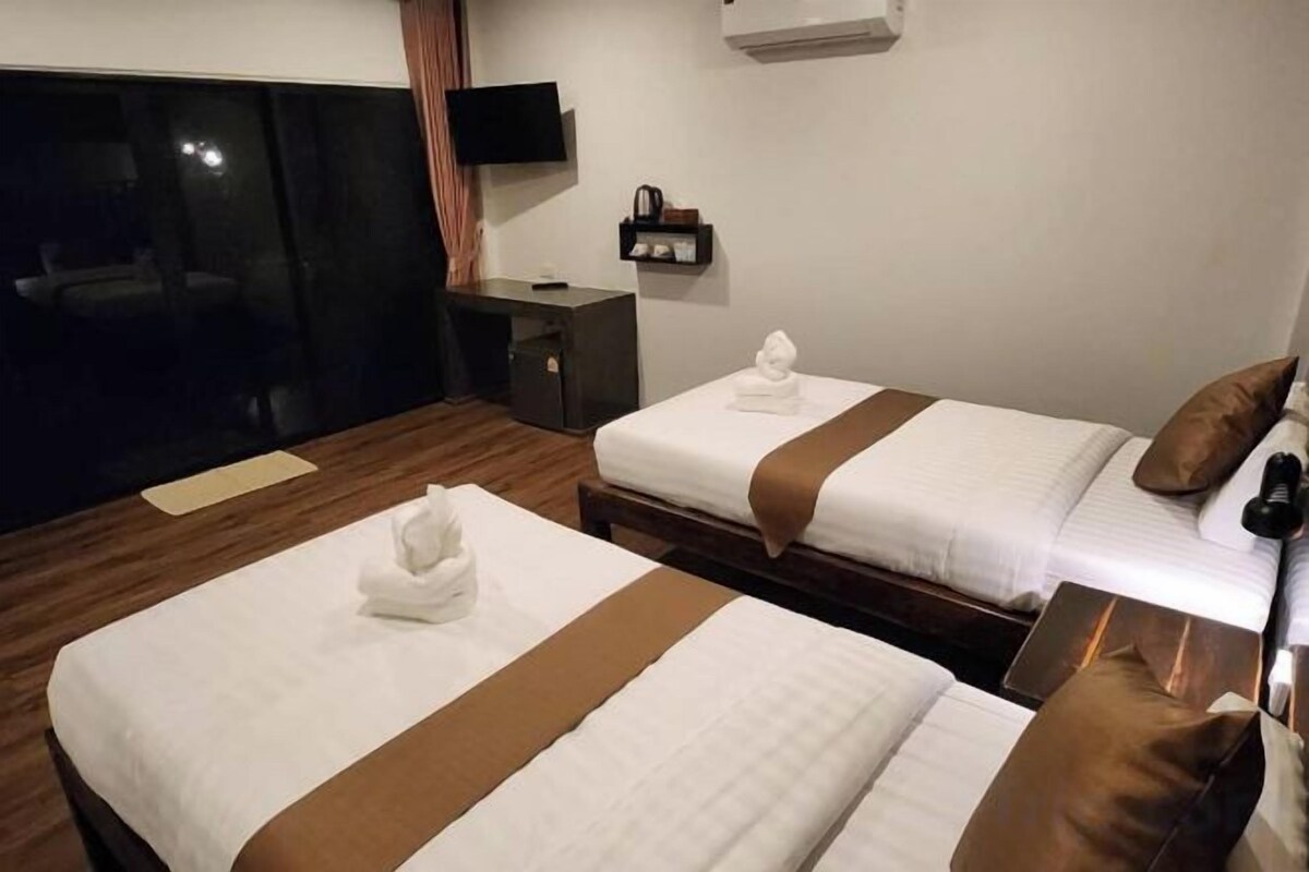 Escritorio, wifi gratis y ropa de cama