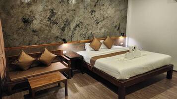 Deluxe Double Room | Desk, free WiFi, bed sheets