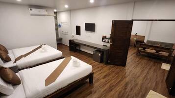 Family Room, Balcony, Courtyard View | Free WiFi