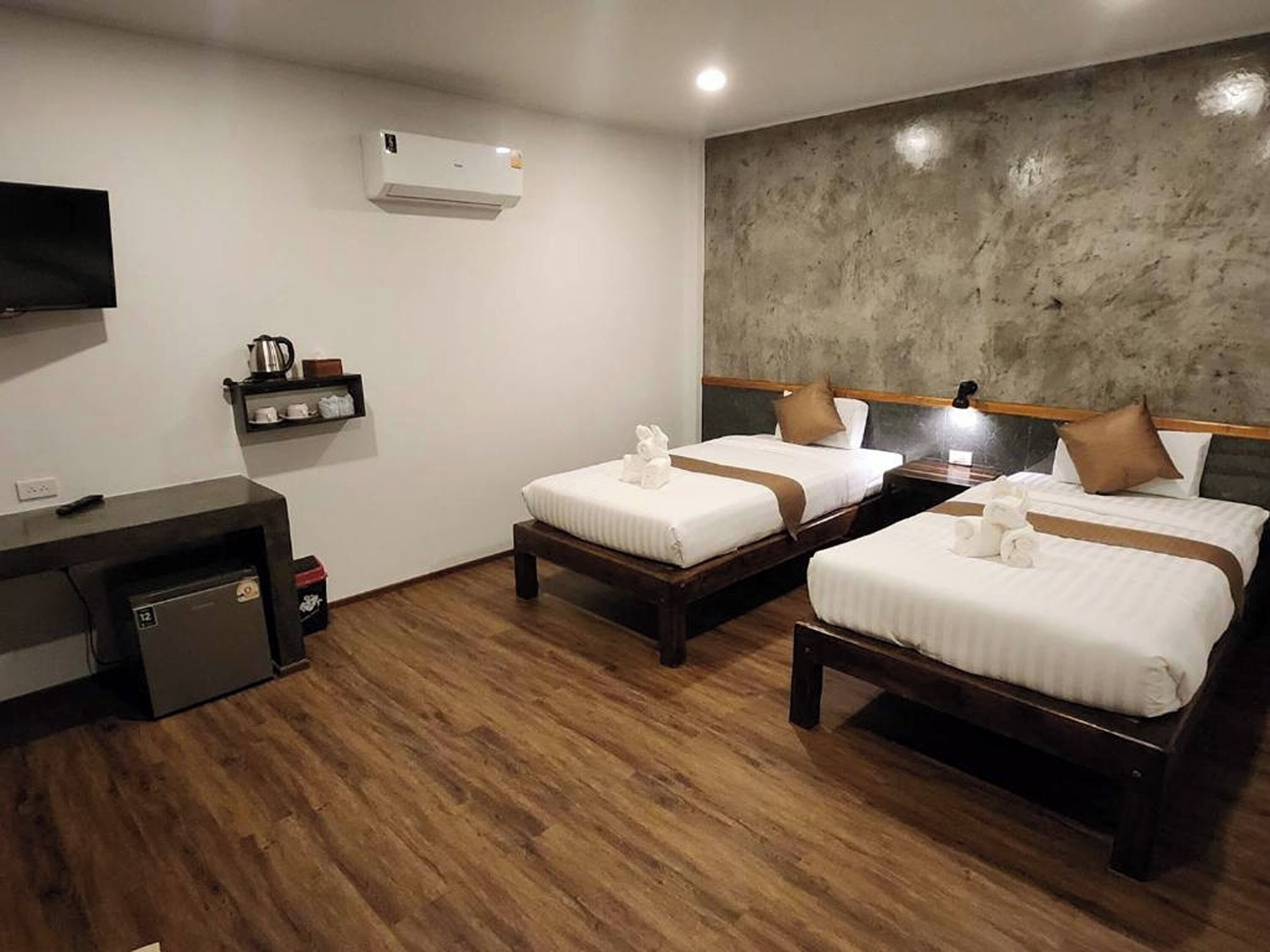 Kahden hengen deluxe-huone (kaksi sänkyä) | Työpöytä, ilmainen Wi-Fi, vuodevaatteet