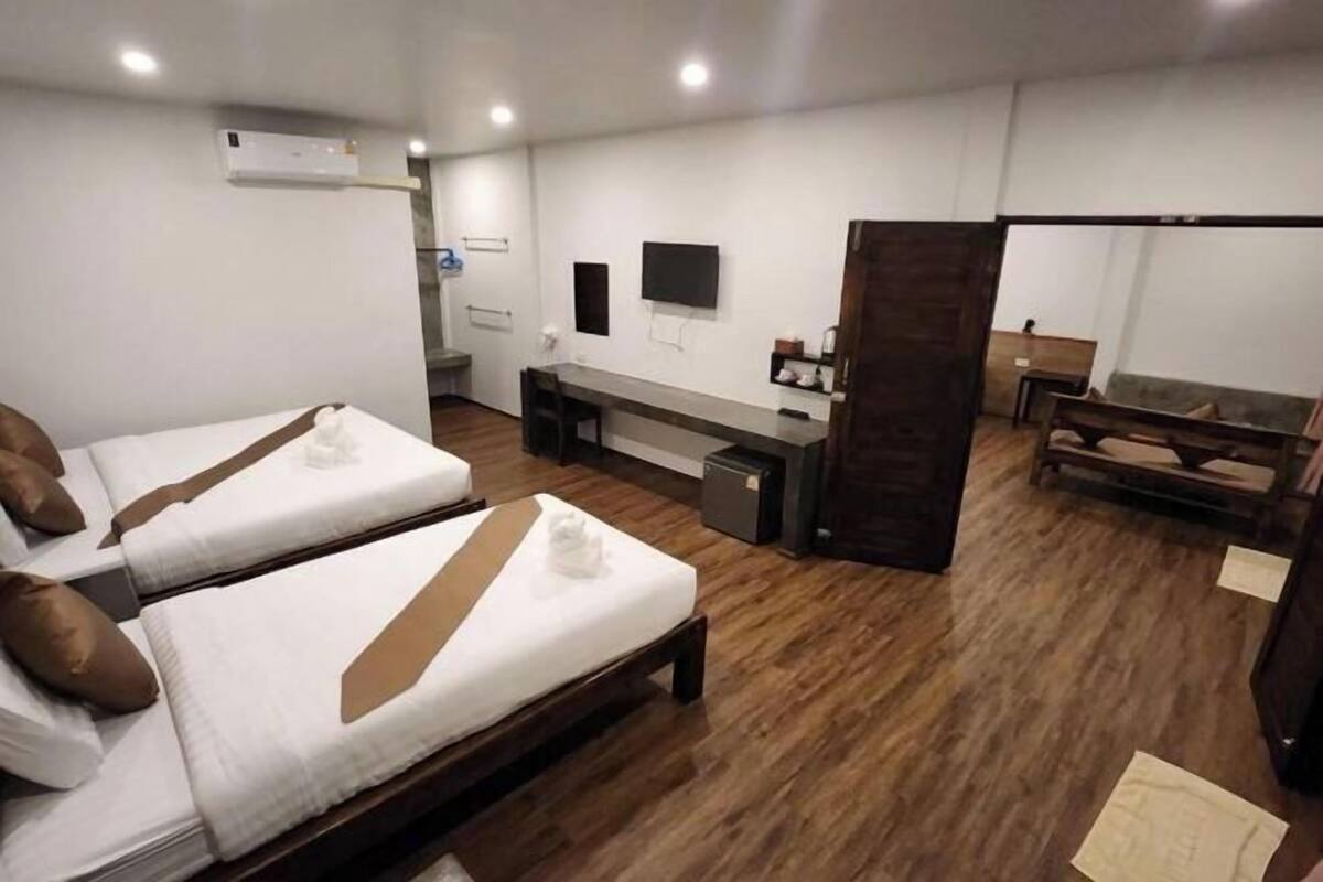 Escritorio, wifi gratis y ropa de cama 