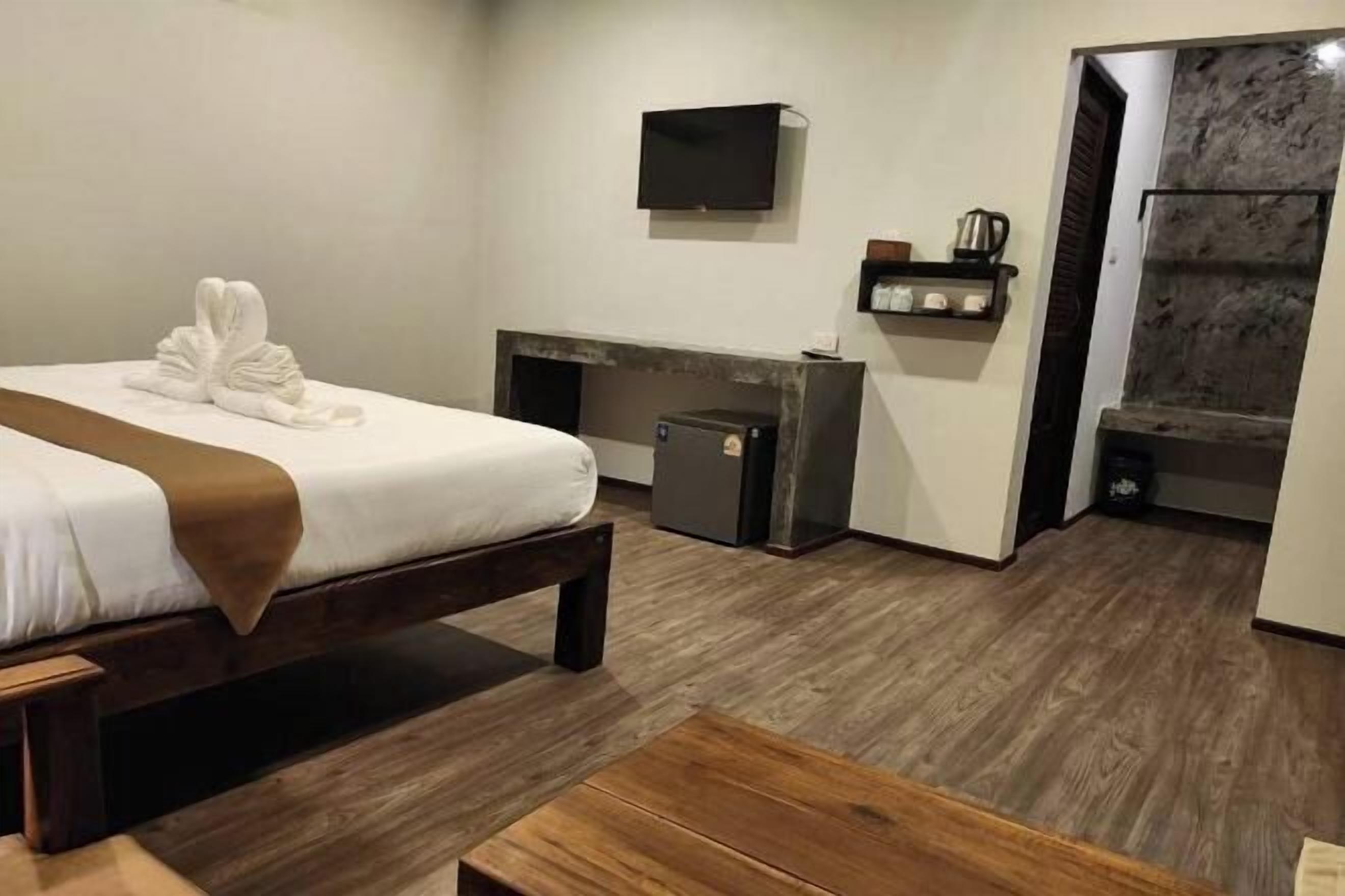 Desk, free WiFi, bed sheets