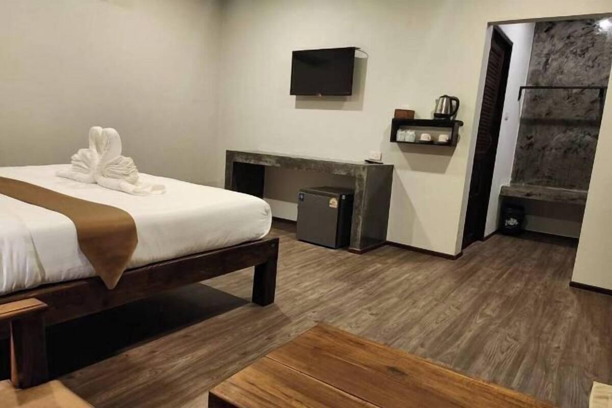 Desk, free WiFi, bed sheets