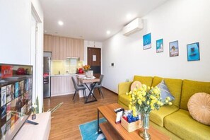 Living area - Luxe Paradise Premium Hotel Truc Bach (Hanoi)