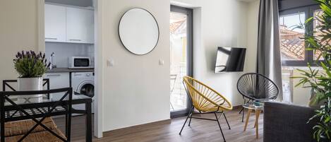 Un apartamento moderno con cocina, comedor y sala de estar.