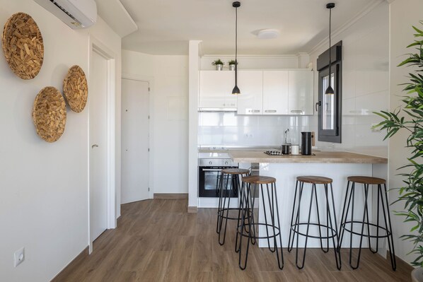 Superior Apartment | Private kitchen | Fridge, microwave, stovetop, cookware/dishes/utensils - Be Mate Málaga Playa (Málaga)