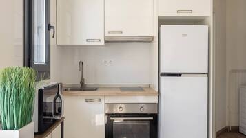 Loft, Non Smoking | Private kitchen | Fridge, microwave, stovetop, cookware/dishes/utensils