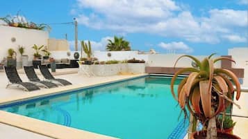 حمام سباحة خارجي