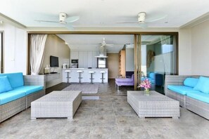 Cribs/infant beds
