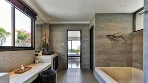 A modern bathroom with a bathtub, a sink, and a window. - Eco Villa, Sea View, Lamai Koh Samui (Koh Samui)