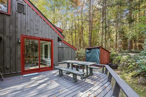 Outdoor dining - First Chair Chalet, pet friendly beautiful 4 bedroom with hot tub, minutes from slopes and access for Pico Fitness Center and Pool (Killington)