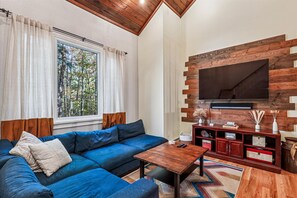 Smart TV - First Chair Chalet, pet friendly beautiful 4 bedroom with hot tub, minutes from slopes and access for Pico Fitness Center and Pool (Killington)