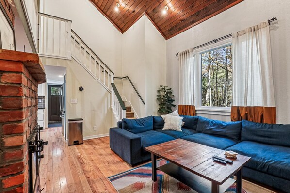 Smart TV - First Chair Chalet, pet friendly beautiful 4 bedroom with hot tub, minutes from slopes and access for Pico Fitness Center and Pool (Killington)