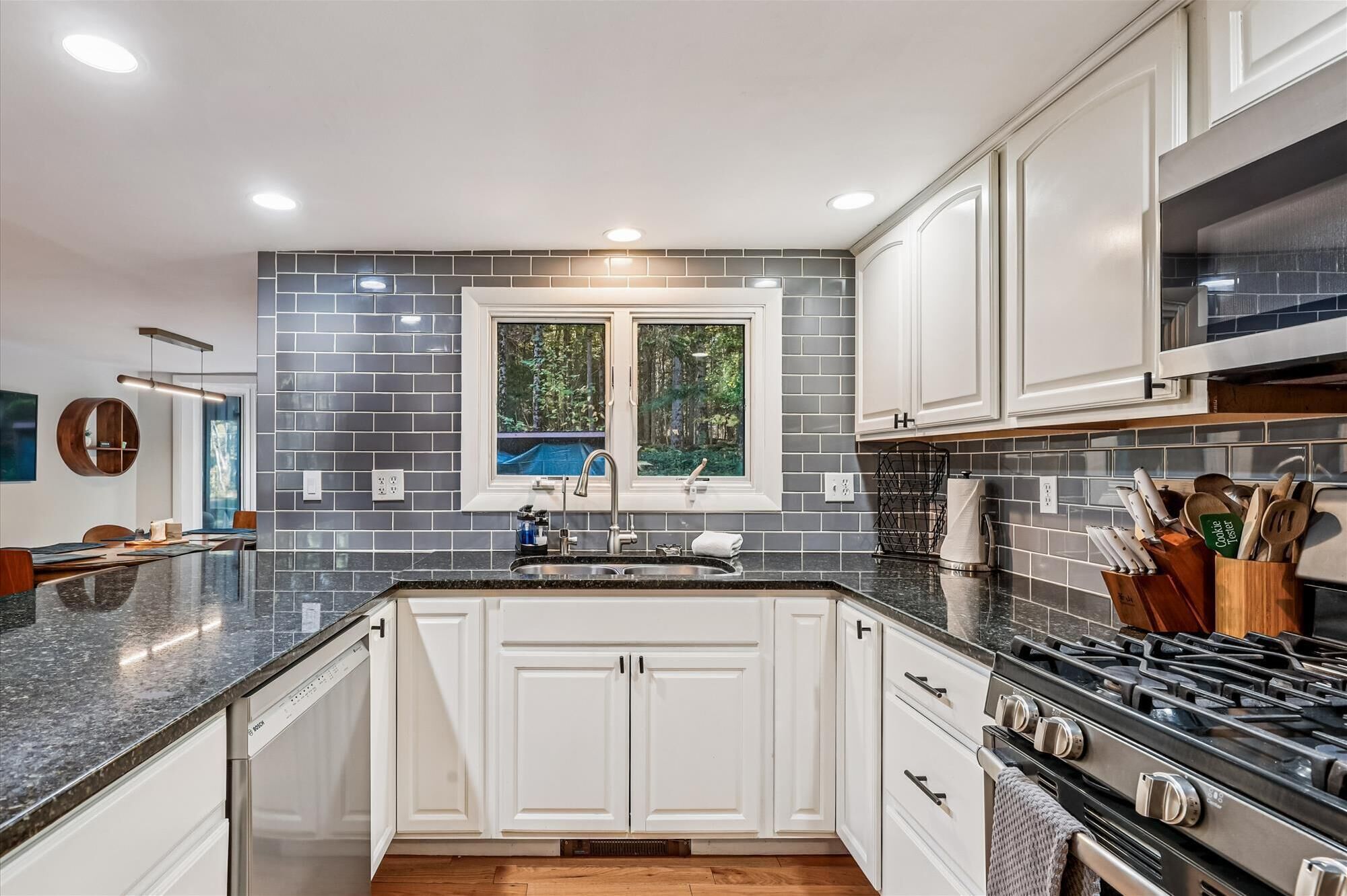 ثلاجة، ميكروويف، موقد طهي مسطح، غسالة أطباق