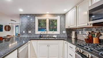 Réfrigérateur, micro-ondes, plaque de cuisson, lave-vaisselle