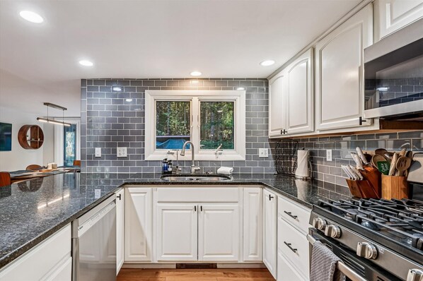 Fridge, microwave, stovetop, dishwasher