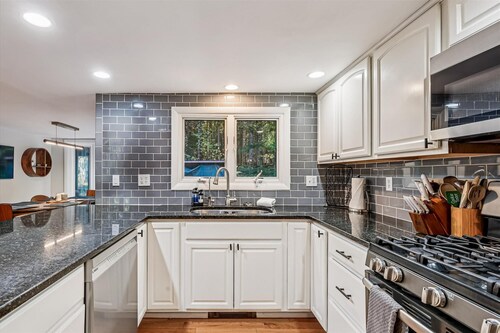 First Chair Chalet, pet friendly beautiful 4 bedroom with hot tub, minutes from slopes and access for Pico Fitness Center and Pool