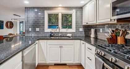 First Chair Chalet, pet friendly beautiful 4 bedroom with hot tub, minutes from slopes and access for Pico Fitness Center and Pool