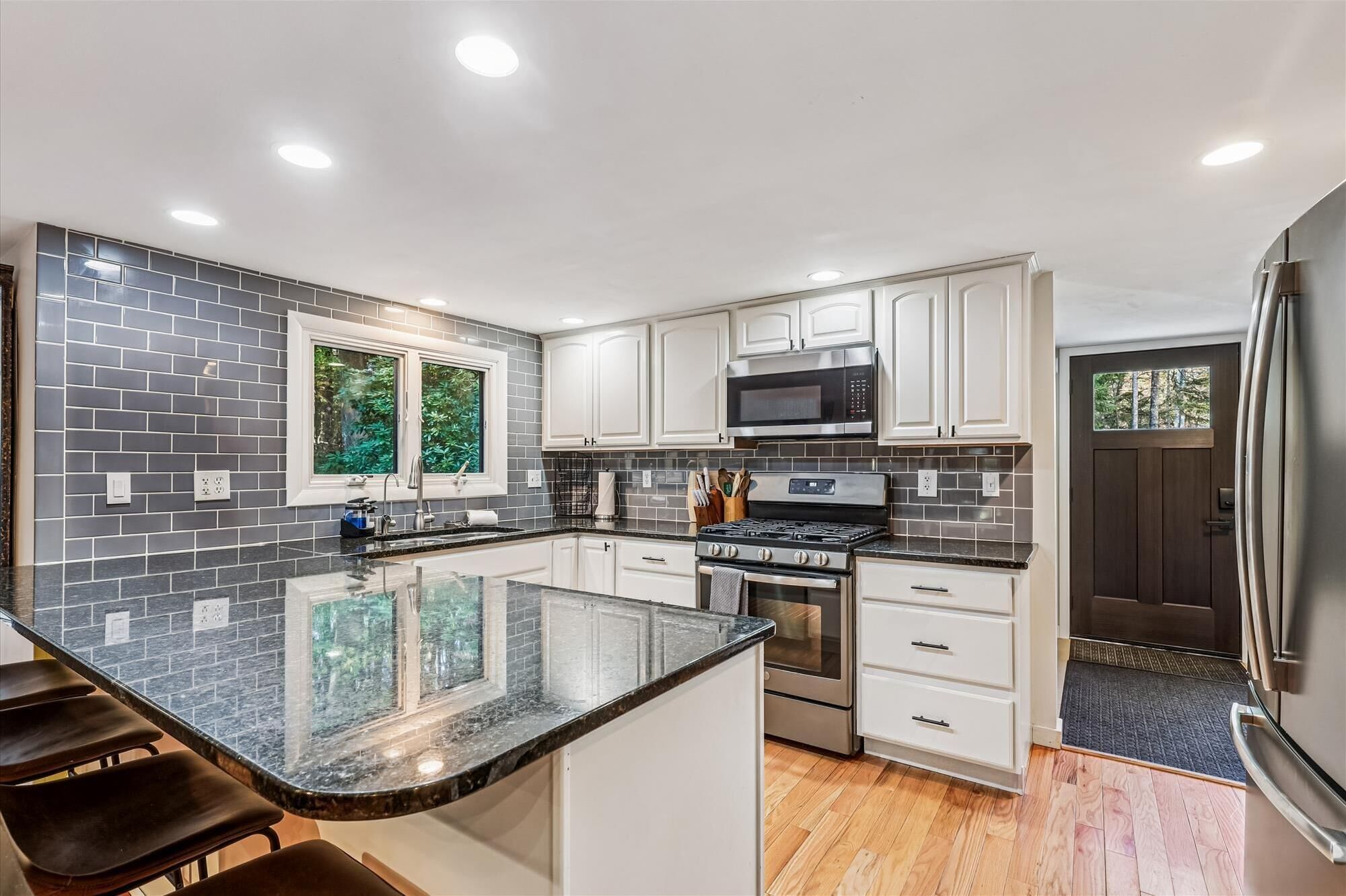 Réfrigérateur, micro-ondes, plaque de cuisson, lave-vaisselle