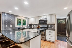 Fridge, microwave, stovetop, dishwasher