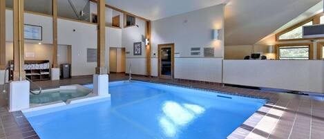 من حمّامات السباحة المغطاة