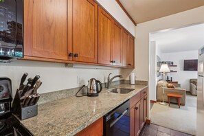 ثلاجة، ميكروويف، موقد طهي مسطح، غسالة أطباق