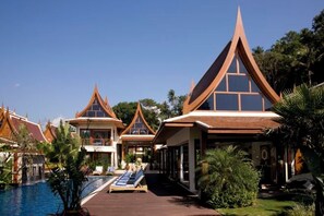 A resort with multiple bungalow-style buildings, a swimming pool, and a well-maintained garden. - Villa Haineu (Koh Samui)