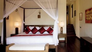 A bedroom with a four-poster bed, a canopy, and a nightstand with a lamp. - Villa Haineu (Koh Samui)