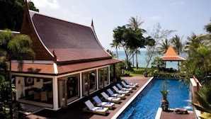 A resort with a swimming pool, lounge chairs, and a view of the ocean. - Villa Haineu (Koh Samui)